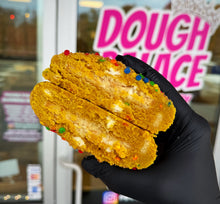 Load image into Gallery viewer, Golden Cakester Glam Cookie