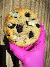 Load image into Gallery viewer, Cookies n’ Cream Glam Cookie (Vegan Friendly)