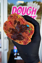 Load image into Gallery viewer, Rowdy M&amp;M Glam Cookie
