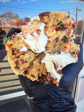 Load image into Gallery viewer, Christmas Cannoli Glam Cookie
