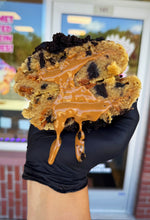 Load image into Gallery viewer, Biscoreo Glam Cookie
