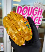 Load image into Gallery viewer, Golden Cakester Glam Cookie
