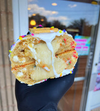 Load image into Gallery viewer, Vienna Funfetti Glam Cookie
