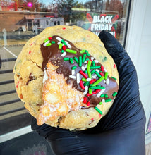 Load image into Gallery viewer, Christmas Cannoli Glam Cookie
