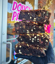 Load image into Gallery viewer, Sweet &amp; Salty Brownie Cake Bar

